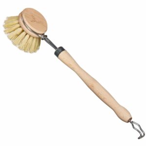 Spazzola piatti ecoLiving in legno FSC con testina sostituibile e gancio metallico.